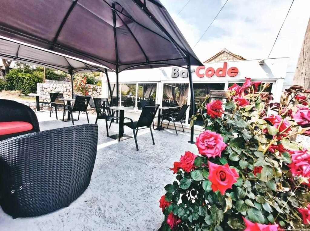 Caffe bar Barcode otvoren 2019. godine nalazi se 9 km od Dubrovnika i 2 km od plaže Kupari u tkz. "Industrijskoj zoni" u Čibači, u Župi dubrovačkoj. Nalazimo se na samom ulazu u zonu, na rotoru, odličan kafić sa predivnom velikom terasom za odmoriti dušu nakon dugog putovanja.